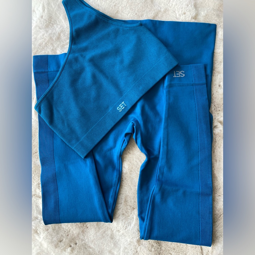 Set active seamless leggings and matching one shoulder bras